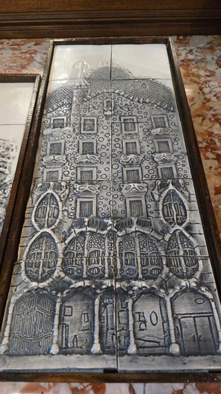 2 Cuadros Cerámica Gaudí Edificio
