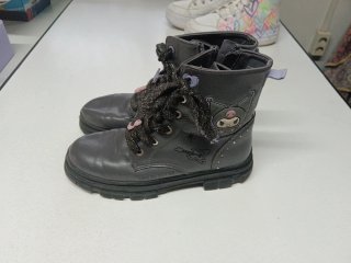 Botas grises con cordones y adornos