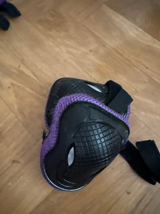 Patineta morada con casco y protecciones