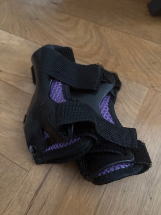 Patineta morada con casco y protecciones