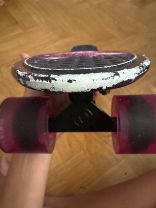 Patineta morada con casco y protecciones