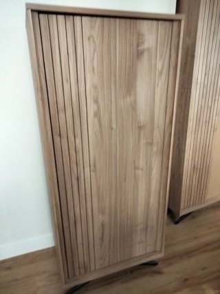 Mueble de salón de madera y metal