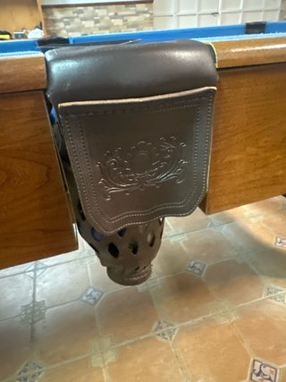 Mesa de billar con tacos y triángulo