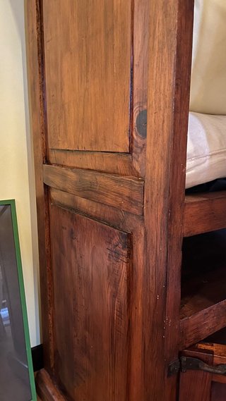 Mueble de madera maciza con puertas