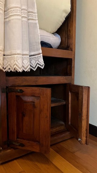 Mueble de madera maciza con puertas