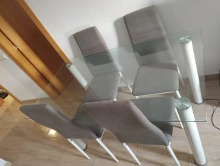 Mesa de comedor de cristal y sillas