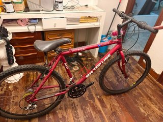 Bicicleta de montaña roja