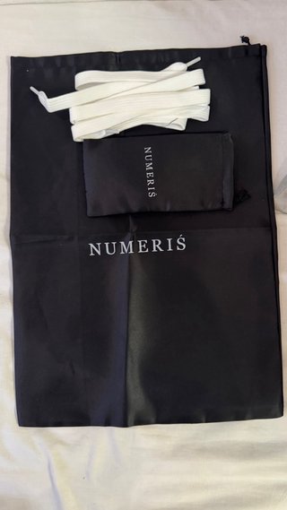 Zapatillas Numeris Negras y Blancas Nuevas