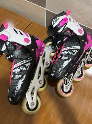 Patines en línea negros y rosas