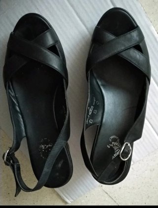 Sandalias cuña negras, elegantes y altas