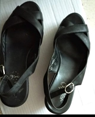 Sandalias cuña negras, elegantes y altas