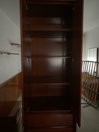 Armario de madera con espejo