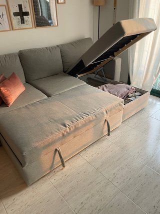 Sofá cama gris con chaiselonge y almacenaje
