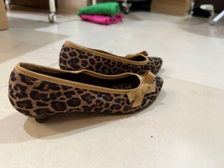 Zapatos estampado animal talla 37