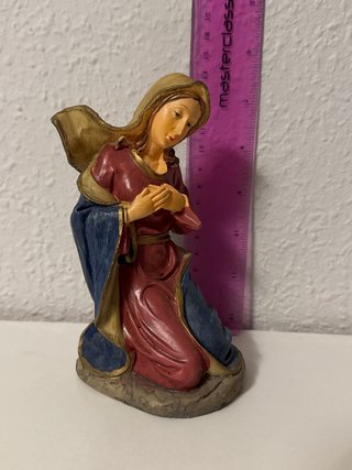 Figura religiosa de María arrodillada