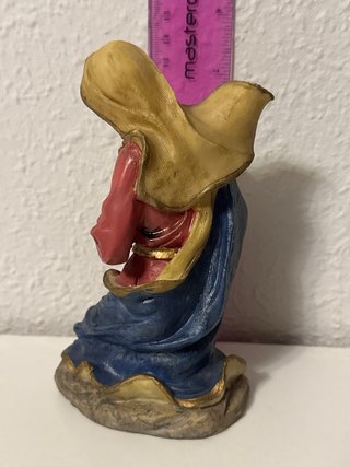Figura religiosa de María arrodillada