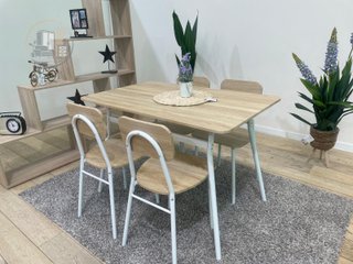 MESA CON 4 SILLAS