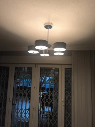 Lámparas de salón doradas y plateadas