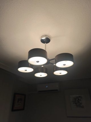 Lámparas de salón doradas y plateadas