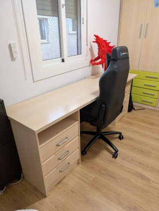 Escritorio madera con cajones y silla gamer
