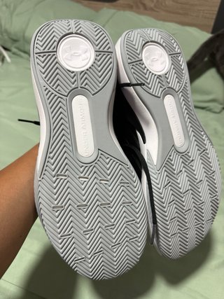 Zapatillas Under Armour Negras y Blancas