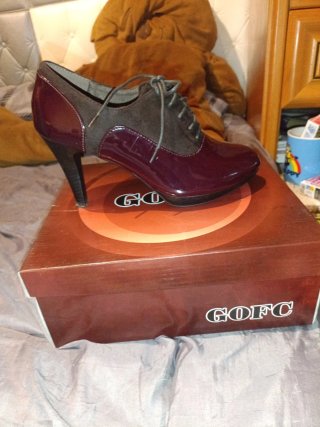 Zapatos de tacón GOFC grises y morados