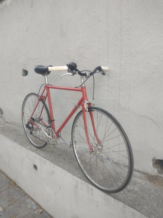 Bicicleta de carretera vintage roja