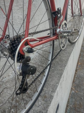 Bicicleta de carretera vintage roja