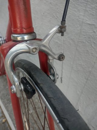 Bicicleta de carretera vintage roja