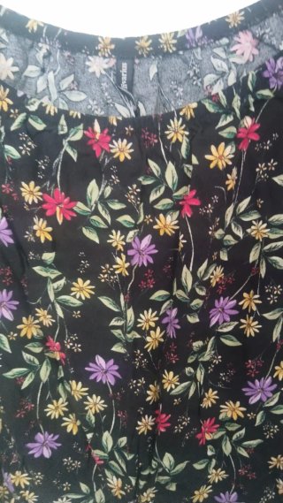Blusa negra con estampado floral