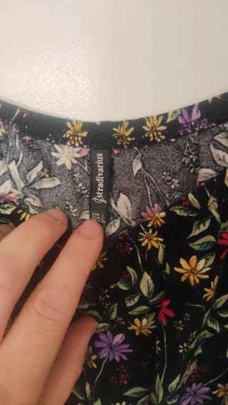 Blusa negra con estampado floral