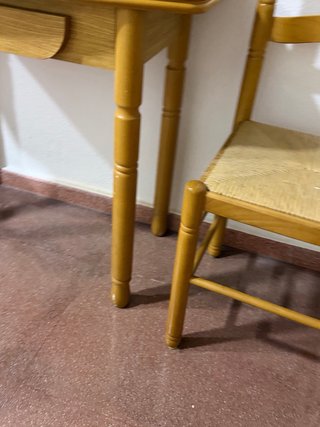 Mesa de cocina de madera con 2 sillas