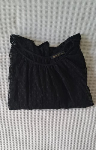 Blusa negra transparente con topitos