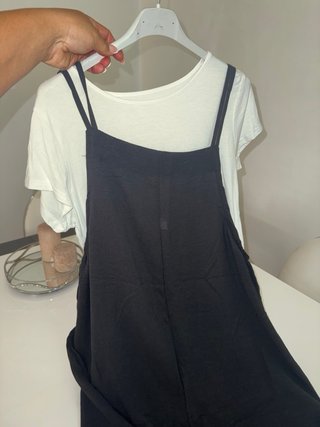 Peto negro con camiseta blanca