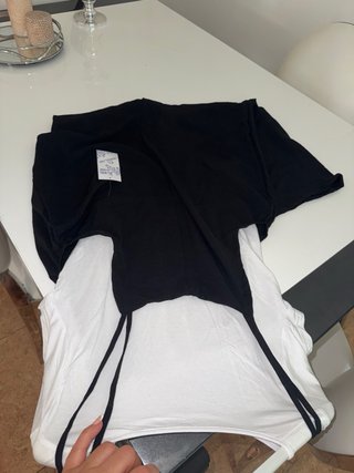 Peto negro con camiseta blanca