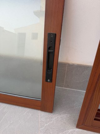 Ventana de aluminio color marrón