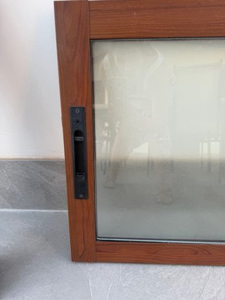 Ventana de aluminio color marrón