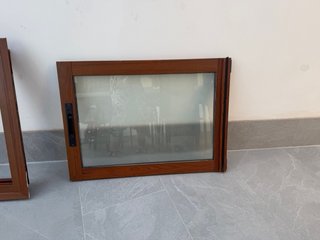 Ventana de aluminio color marrón
