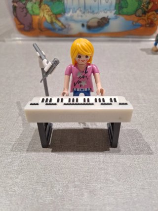 Playmobil cantante con teclado y micrófono