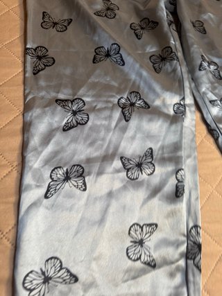 Pijama de satén con mariposas