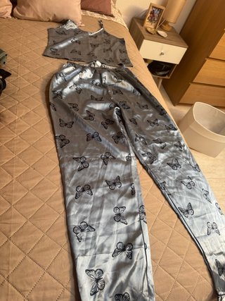 Pijama de satén con mariposas