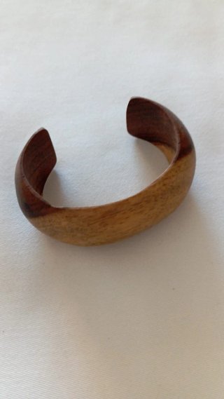 Pulsera de madera artesanal