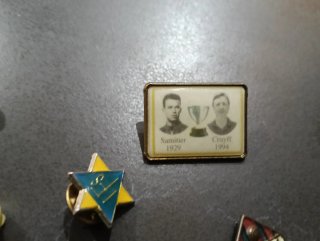 Pines de fútbol antiguos insignias lotes