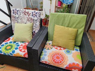 Sofás de terraza negros + cojines hechos a medida