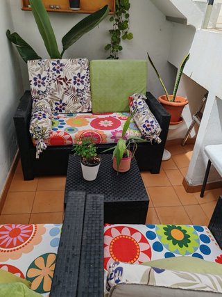 Sofás de terraza negros + cojines hechos a medida
