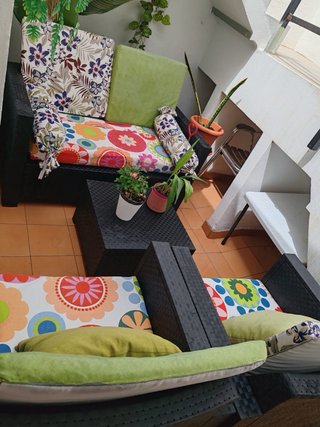Sofás de terraza negros + cojines hechos a medida