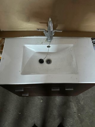 Mueble de baño con lavabo y grifo