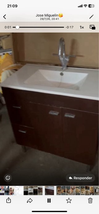 Mueble de baño con lavabo y grifo
