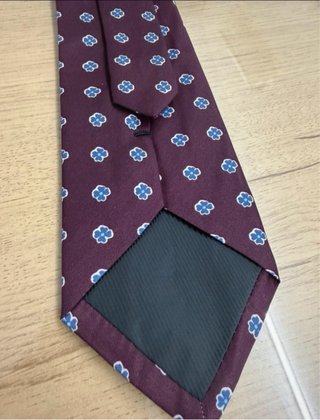 Corbata burdeos con flores azules