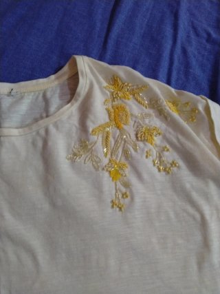 Camiseta bordada dorada y blanca